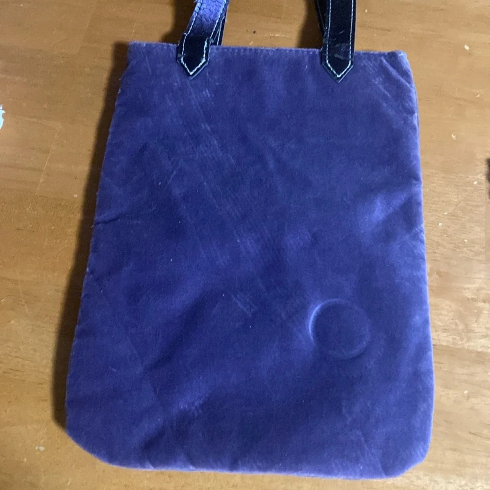 Gap velvet Kids lavender purse flaws the straps are peeling and on the side